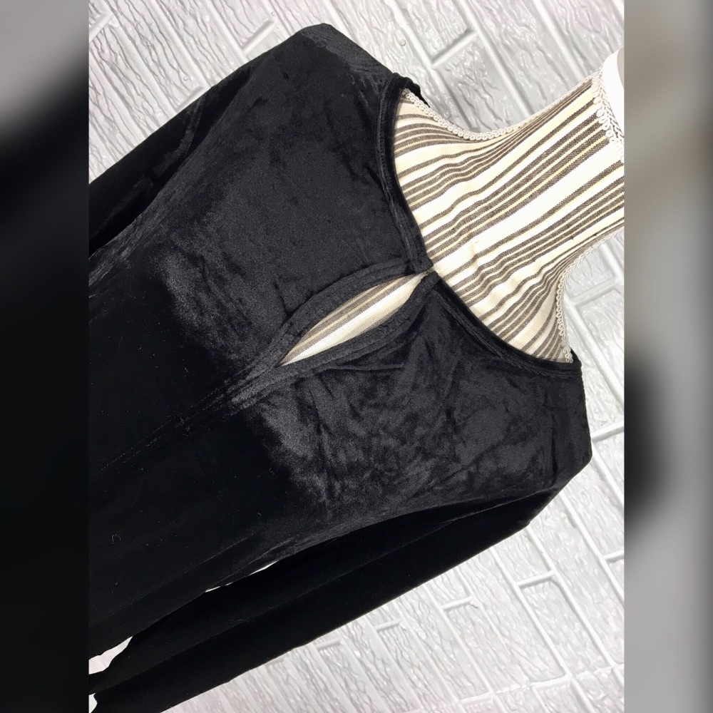 Avenue Black Velvet Top w/Keyhole - Picture 3 of 7